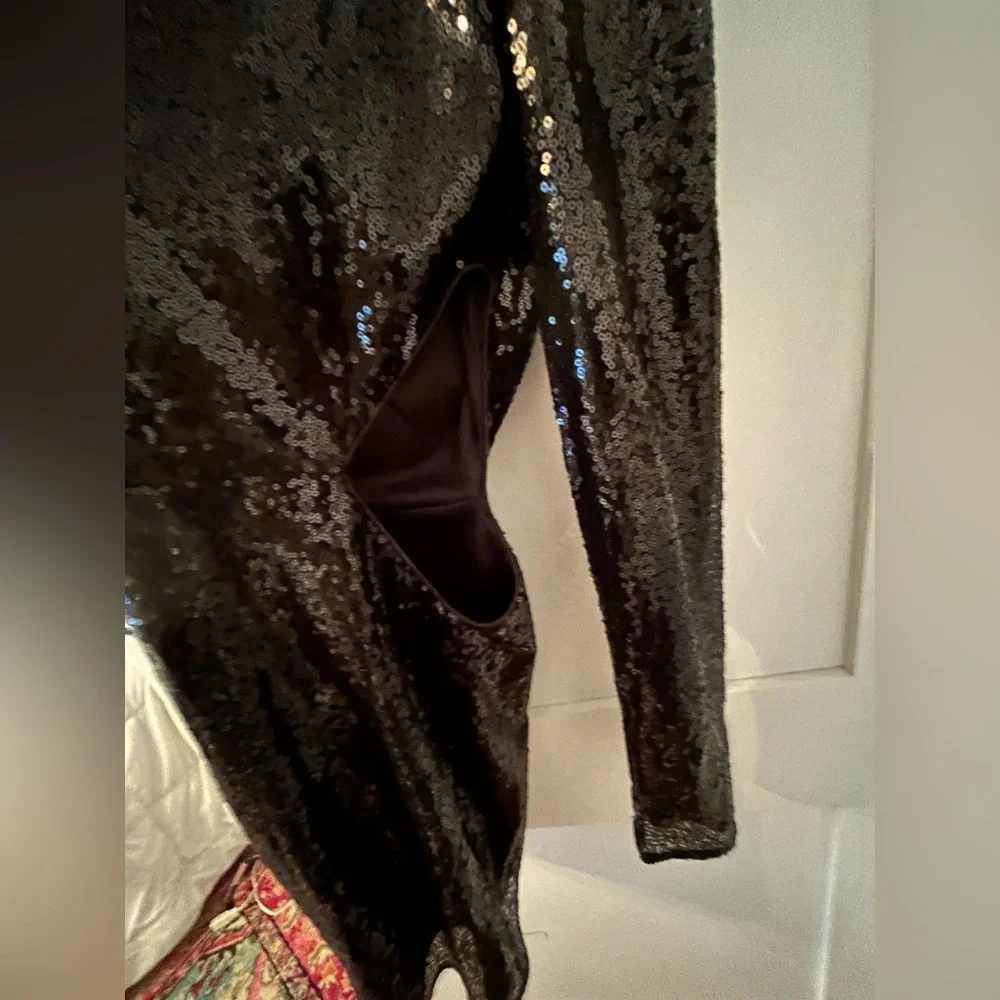 New with tags size M Lulus black sequined dress. One armed (right) w cutout - Picture 3 of 5